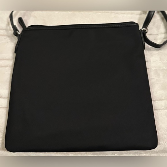 Tommy Hilfiger Elegant Black Crossbody Bag - Picture 3 of 6